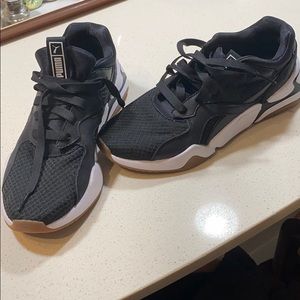 Pumas women’s sneakers